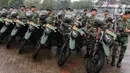 Personel TNI bersiaga di dekat deretan motor yang akan diserahkan secara simbolis oleh Menteri Pertahanan Prabowo Subianto. (Liputan6.com/Herman Zakharia)