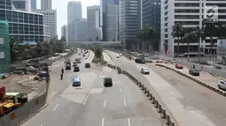 Suasana arus lalu lintas tampak lengang di Jalan Sudirman, Jakarta Rabu (27/6). Pemerintah menetapkan libur nasional Pilkada Serentak yang digelar 171 daerah. (Liputan6.com/Arya Manggala)