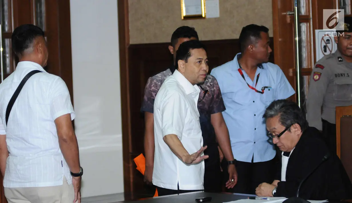 Terdakwa korupsi proyek E-KTP Setya Novanto melambaikan tangan saat jeda persidangan di Pengadilan Tipikor, Jakarta, Rabu (13/12). Setya Novanto dinyatakan sehat dan sidang pembacaan dakwaan oleh JPU KPK dilanjutkan. (Liputan6.com/Helmi Fithriansyah)