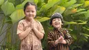 Putri Mona Ratuliu, Numa Kamala tampil mengenakan kebaya brokat coklat dipadukan bawahan kain batik dan sneaker hitam putihnya. [@monaratuliu]