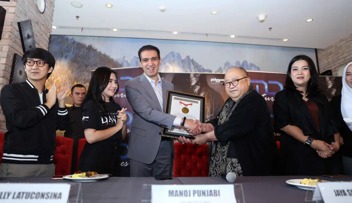 Pendiri MURI, Jaya Suprana memberikan penghargaan untuk film Danur dengan penonton terbanyak genre horor. Film yang dirilis sejak 30 Maret silam itu tembus 1,196.583 juta penonton dalam sepekan. (Nurwahyunan/Bintang.com)