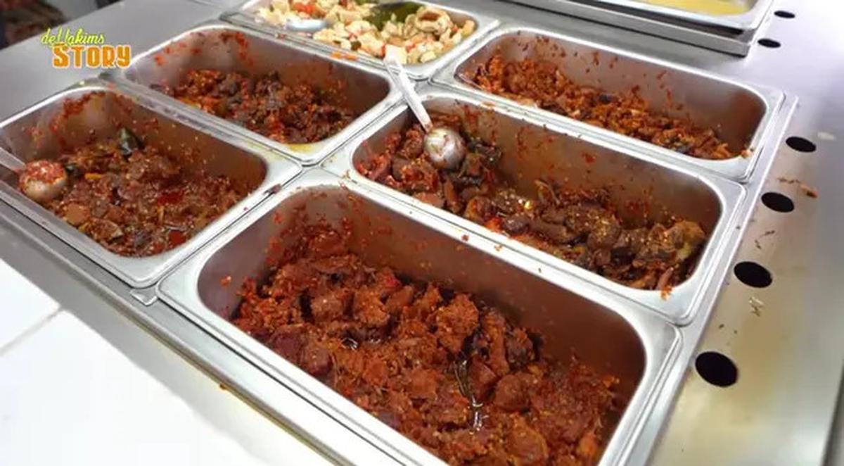 9 Potret Warung Makan Milik Nunung di Jakarta, Interior Sederhana dengan Fasad Menarik