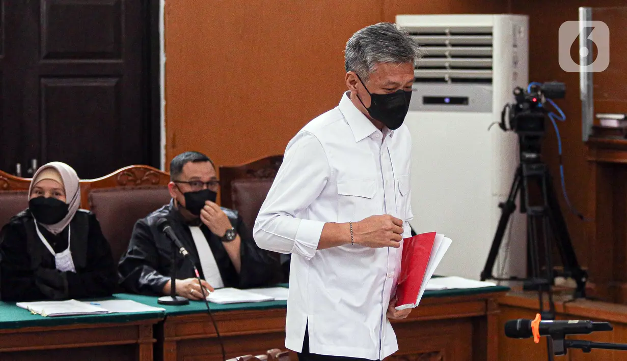 Mantan Kepala Biro Pengamanan Internal (Karo Paminal) Divisi Profesi dan Pengamanan (Propam) Polri Brigjen Hendra Kurniawan tiba untuk menjalani sidang perdana di Pengadilan Negeri Jakarta, Rabu (19/10/2022). Hendra menjalani sidang dengan agenda pembacaan surat dakwaan kasus obstruction of justice atau perintangan proses penyidikan terkait perkara dugaan pembunuhan berencana terhadap Nofriansyah Yosua Hutabarat atau Brigadir J. (Liputan6.com/Faizal Fanani)
