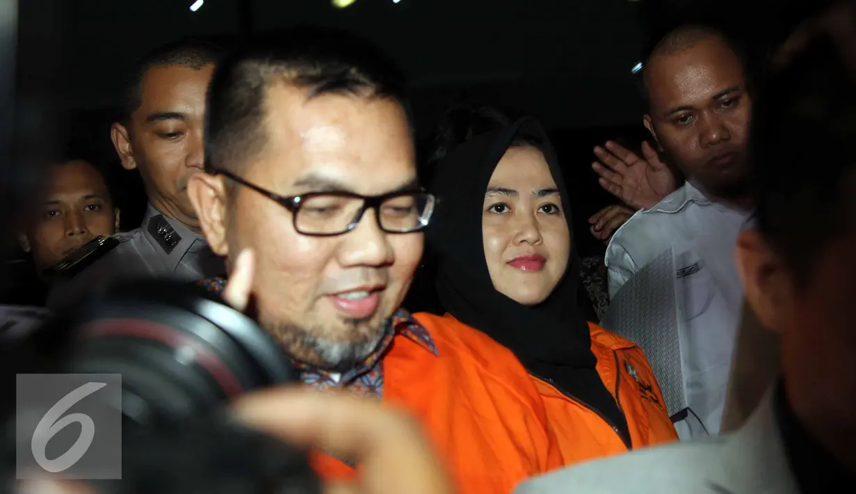 Bupati Empat Lawang Budi Antoni Aljufri dan istrinya Suzanna usai menjalani pemeriksaan di Gedung KPK, Jakarta, Senin (6/7/2015). Mereka resmi ditahan karena diduga menyuap mantan Ketua MK, Akil Mochtar. (Liputan6.com/Helmi Afandi)