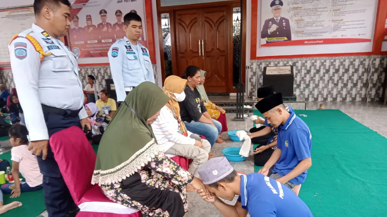 Warga Binaan di Lembaga Pemasyarakatan Banyuwangi membasuh kaki ibunya untuk memohon maaf. Momen ini bertepatan dengan hari ibu (Istimewa)