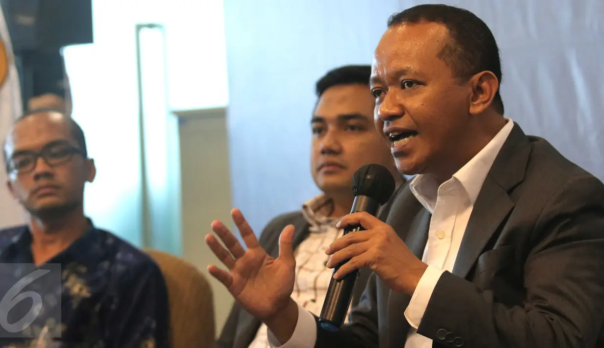 Ketua BPP HIPMI Bahlil Lahadalia (kanan) berbicara sambil didampingi oleh Pakar Hukum Tata Negara Rifky Karsa Yuda (dua kiri), dan Peneliti INDEF Aryo Irdharma dalam diskusi Freeport di HIPMI Center, Jakarta, Selasa (29/12). (Liputan6.com/Angga Yuniar) 