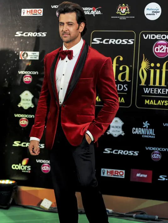 "Setiap kali ada fans yang dengan besar hati mengerti jika aku tak bisa berfoto, aku merasa tersentuh hingga membuatku ingin kembali dan memberikannya foto itu!" tulis Hrithik di akun Twitternya, Selasa (4/8/2015). (Bintang/EPA)