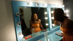 Seorang transgender berdandan selama mengikuti audisi model di New Delhi , India , (7/2). Even ini khusus diselenggarakan oleh para model transgender/transeksual. (REUTERS / Adnan Abidi)