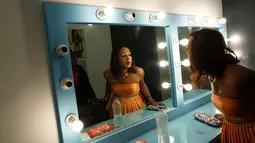 Seorang transgender berdandan selama mengikuti audisi model di New Delhi , India , (7/2). Even ini khusus diselenggarakan oleh para model transgender/transeksual. (REUTERS / Adnan Abidi)