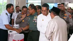 Heru dan Prasetyo kemudian masuk dengan disambut oleh sejumlah pejabat Pemprov hingga DPRD DKI Jakarta. (Liputan6.com/Herman Zakharia)