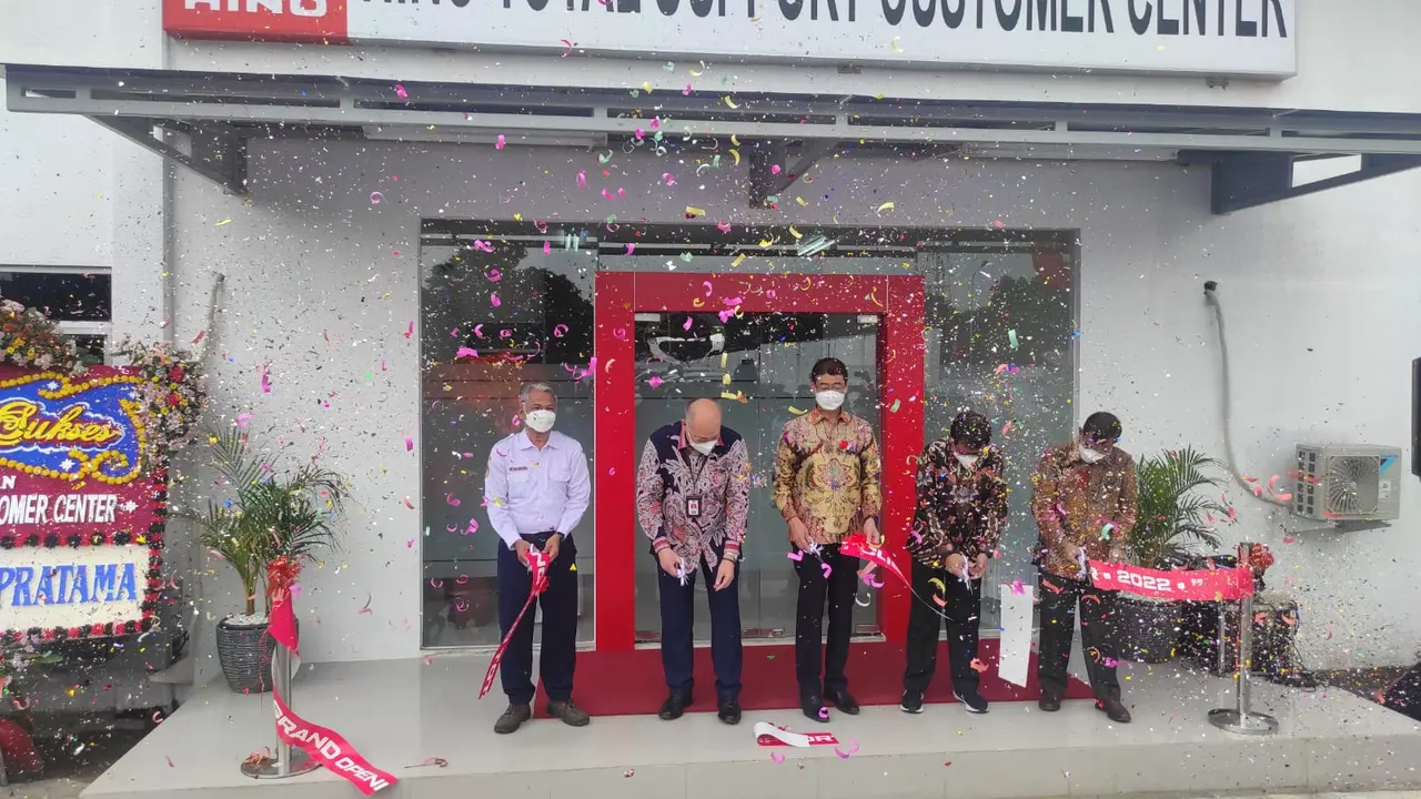 Hino membangun fasilitas pusat pelatihan berkendara yang diberi nama Hino Total Support Customer Center (HTSCC).