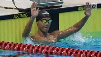 Perenang Indonesia, Jendi Pangabean melakukan selebrasi usai menjadi yang tercepat pada Asian Para Games cabang renang nomor 100 meter gaya punggung S9 di Stadion Aquatic, Jakarta, Kamis (11/10). (Bola.com/Vitalis Yogi Trisna)