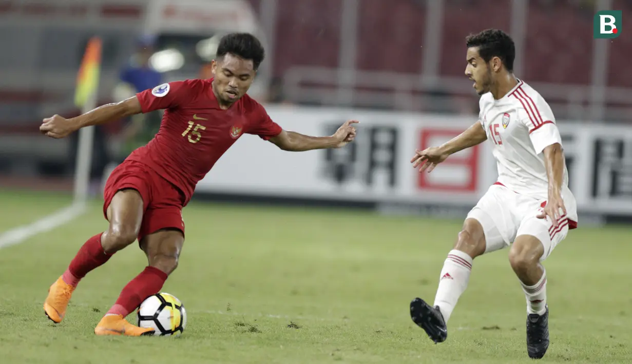 Gelandang Indonesia, Saddil Ramdani, berusaha melewati pemain Uni Emirat Arab (UEA) pada laga AFC di SUGBK, Jakarta, Rabu (24/10/2018). Indonesia menang 1-0 atas UEA. (Bola.com/M Iqbal Ichsan)