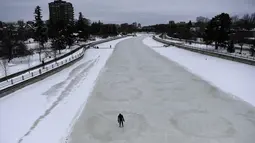 Seseorang menyusuri Rideau Canal Skateway pada hari pembukaannya di tengah pandemi COVID-19 di Ottawa, Ontario, Kamis (28/1/2021). Ottawa merupakan negara terdingin di dunia. Jika winter tiba, seluruh kota berwarna putih, tertutup salju dan es. Tidak terkecuali dengan Rideau Canal. (Justin Tang/The