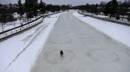 Seseorang menyusuri Rideau Canal Skateway pada hari pembukaannya di tengah pandemi COVID-19 di Ottawa, Ontario, Kamis (28/1/2021). Ottawa merupakan negara terdingin di dunia. Jika winter tiba, seluruh kota berwarna putih, tertutup salju dan es. Tidak terkecuali dengan Rideau Canal. (Justin Tang/The