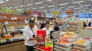 Bulog Bali Sidak Ritel Modern, Pastikan Penjualan Beras SPHP Sesuai HET