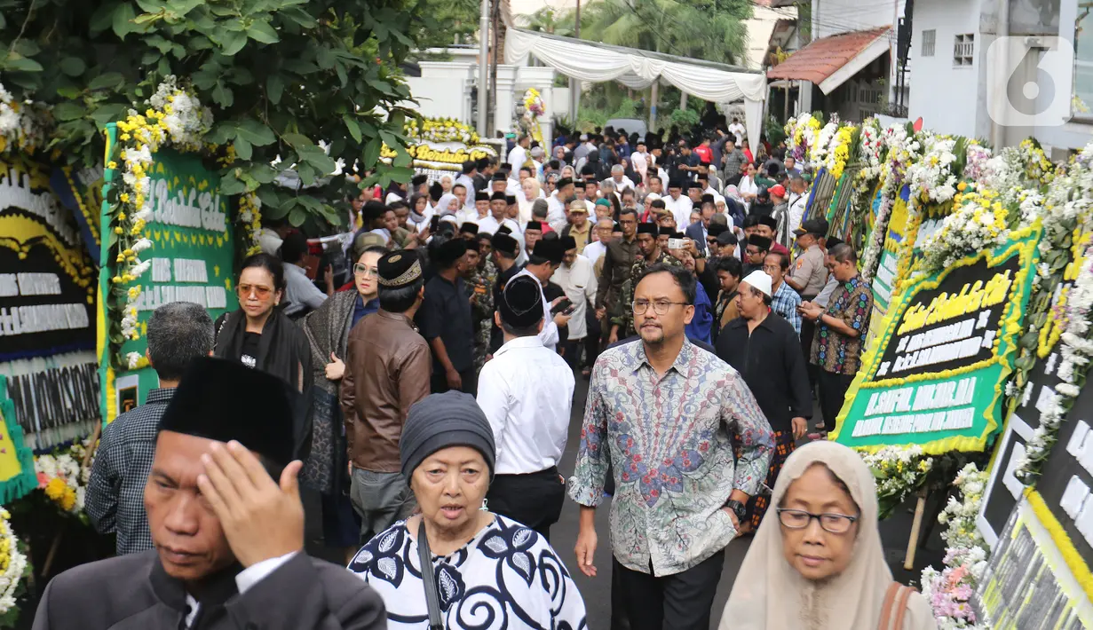 Suasana rumah duka KH Salahuddin Wahid atau Gus Sholah di Tendean, Jakarta, Senin (3/2/2020). Gus Sholah akan dimakamkan bersebelahan dengan Abdurahman Wahid atau Gus Dur di Pondok Pesantren Tebuireng Jombang. (Liputan6.com/Herman Zakharia)