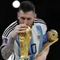 FIFA akhirnya menobatkan Lionel Messi sebagai MVP alias Pemain Terbaik Piala Dunia 2022. Sejauh turnamen Piala Dunia 2022 ini berjalan, Messi mengemas tujuh gol. Ia juga menyumbangkan tiga assist bagi Argentina. (AP Photo/Martin Meissner)