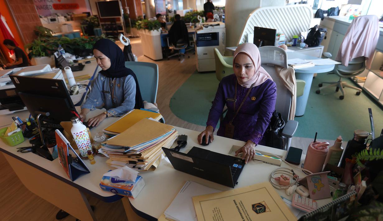 Hanya beberapa ASN yang tetap bekerja langsung dari kantor Balai Kota DKI Jakarta. Tampak dalam foto, suasana salah satu gedung di Balai Kota Jakarta saat hari pertama pelaksanaan kebijakan Work From Home (WFH) bagi Aparatur Sipil Negara (ASN) pada Jumat (10/4/2026). (Kapanlagi.com/Budy Santoso)