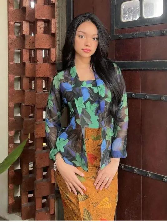 Kebaya tersebut pun cukup dipadukan dengan bawahan kain batik coklat dengan corak dedaunan warna-warni.[@naura.ayu]