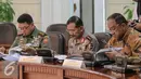 Kiri-kanan : Moeldoko, Badrodin Haiti dan Marciano Norman saat menghadiri sidang kabinet paripurna, Jakarta, Senin (6/7/2015). Sidang tersebut membahas Draft Nota Keuangan dan Postur RAPBN 2016 dan Persiapan Lebaran 2015. (Liputan6.com/Faizal Fanani)
