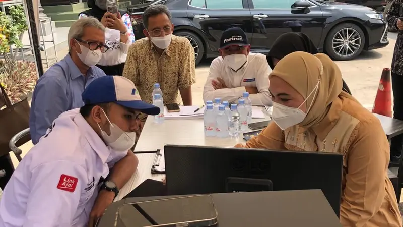 Deputi Kemenko Perekonomian Tinjau Langsung Pendaftaran Subsidi BBM Tepat Sasaran di Bandung. (Dok Pertamina)