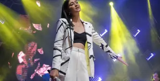 Mikha Tambayong tampil monokrom mengenakan blazer berwarna putih dengan motif garis hitam. Ia memadukannya dengan crop top hitam untuk innerwear dan celana panjang berwarna putih. Foto: Instagram.