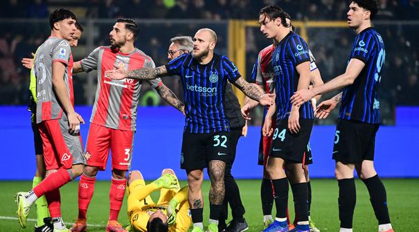 Pemain Inter Milan tampak marah pada suporter saat insiden kiper Cremonese, Emil Audero, yang terkena petasan pada laga pekan ke-23 Liga Italia 2025/2026 di Stadion Giovanni Zini, Cremona, Minggu (1/2/2026). (AFP/Piero Cruciatti)