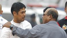 Pelatih Persib, Emral Abus, menyapa pelatih Semen Padang, Nil Maizar, pada laga Liga 1 Indonesia di Stadion Si Jalak Harupat, Bandung, Sabtu, (9/9/2017). Persib ditahan imbang 2-2 oleh Semen Padang. (Bola.com/M Iqbal Ichsan)