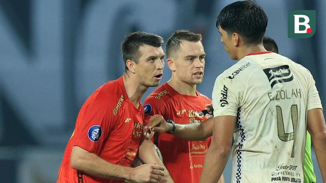 Foto: Aksi Guling-Guling Pemain Bali United yang Membuat Skuad Persija Jakarta Murka