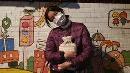 Sepertinya, saat itu sudah memasuki musim dingin sehingga Han Hyo Joo memakai jaket. Dia berpose sambil mengenakan masker. (Foto: Instagram/ hanhyojoo222)