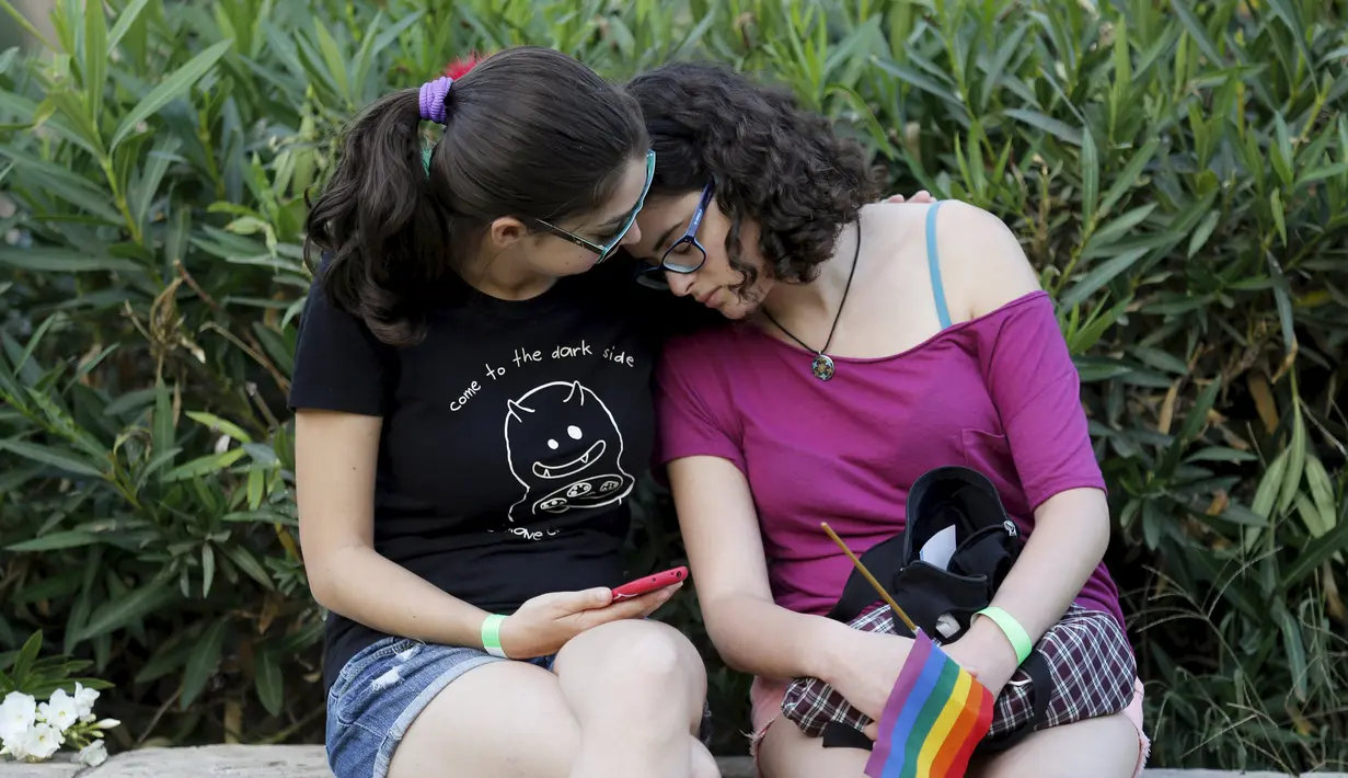 Kesedihan peserta usai terjadi insiden penusukan di tengah parade Gay Pride di Yerusalem, Kamis (30/7/2015). Akibat penusukan tersebut, enam dari dua korban mengalami luka serius. (REUTERS/Amir Cohen)