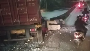 Diduga Hindari Motor, Truk Kontainer Hajar Separator Transjakarta