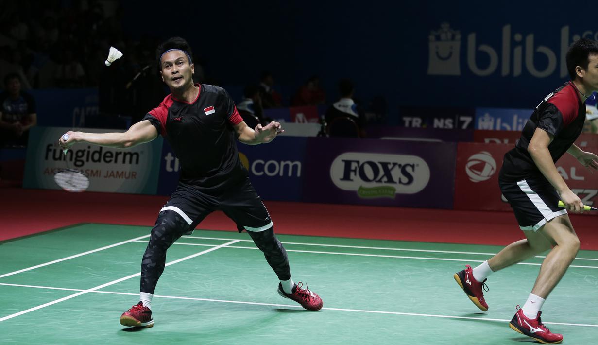 Ganda putra Indonesia, Hendra Setiawan / Mohammad Ahsan, mengembalikan kok saat melawan Yuta Watanabe / Hiroyuki Endo, pada Indonesia Open 2019 di Istora Senayan, Jumat (19/7). Hendra / Ahsan menang 21-15 9-21 22-20. (Bola.com/Yoppy Renato)