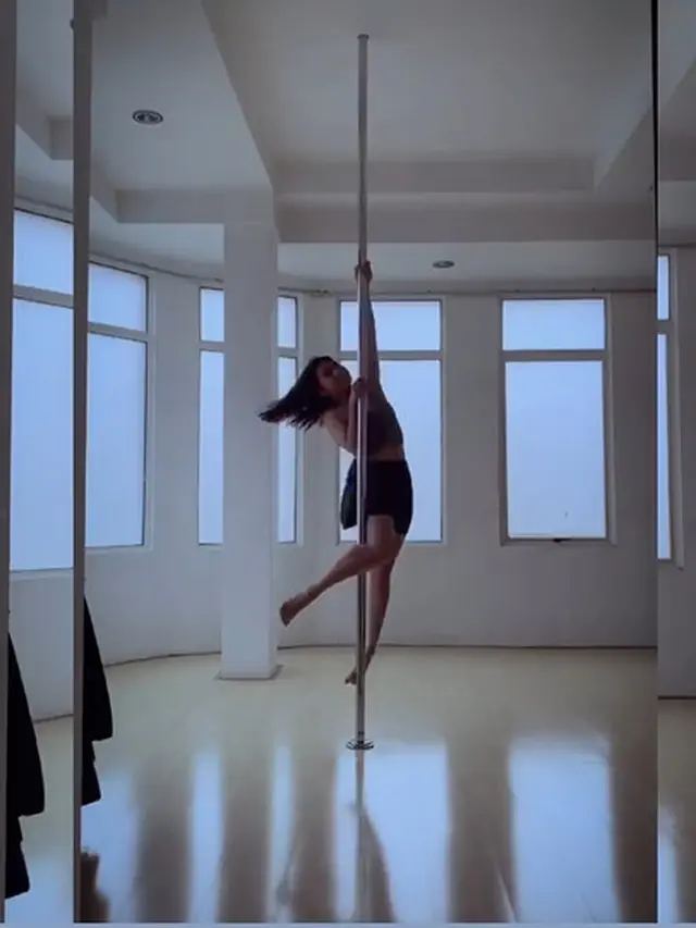 Potret Prilly Latuconsina Latihan Pole Dance (sumber: instagram/@prillylatuconsina96)