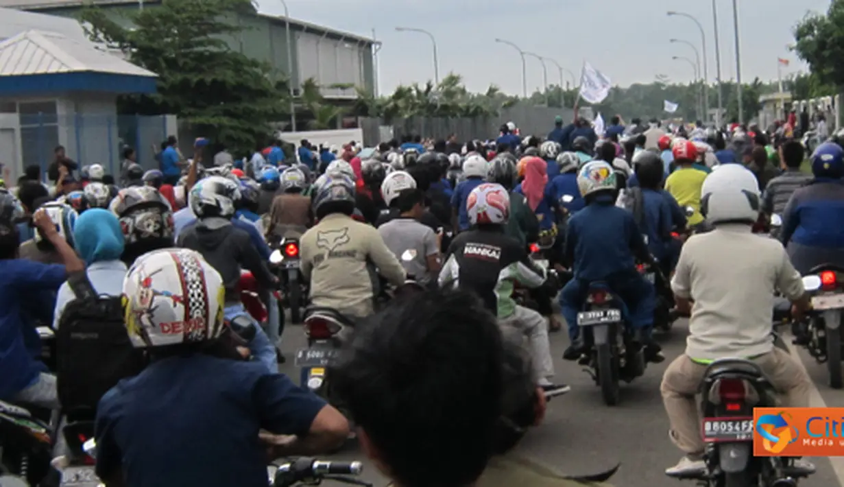 Citizen6, Cibitung: Ribuan buruh di kawasan MM2100 Cibitung, Bekasi yang tergabung dalam serikat pekerja mengadakan aksi unjuk rasa sekitar pukul 14.30 WIB, Kamis (19/1). (Pengirim: Agus Sungkawa)