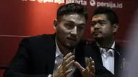 Marc Anthony Klok saat diperkenalkan Persija Jakarta di Kantor Persija, Kuningan, Jakarta, Sabtu (31/1). Persija resmi memboyong Marc Klok dengan kontrak berdurasi empat musim.(Bola.com/Yoppy Renato)