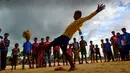 Seorang penggemar Neymar, Mohammad Jahangir Alam menunjukkan keterampilan sepak bolanya di kamp pengungsi Kutupalong di Ukhia, Bangladesh, 19 Juli 2018. Jahangir Alam mencukur rambut dan mewarnainya dengan gaya pemain bola Brasil itu. (AFP/Munir UZ ZAMAN)