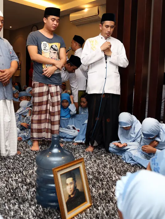 Doa dipimpin oleh kyai dan diamini oleh semua peserta tahlilan (Foto: Muhammad Akrom Sukarya)