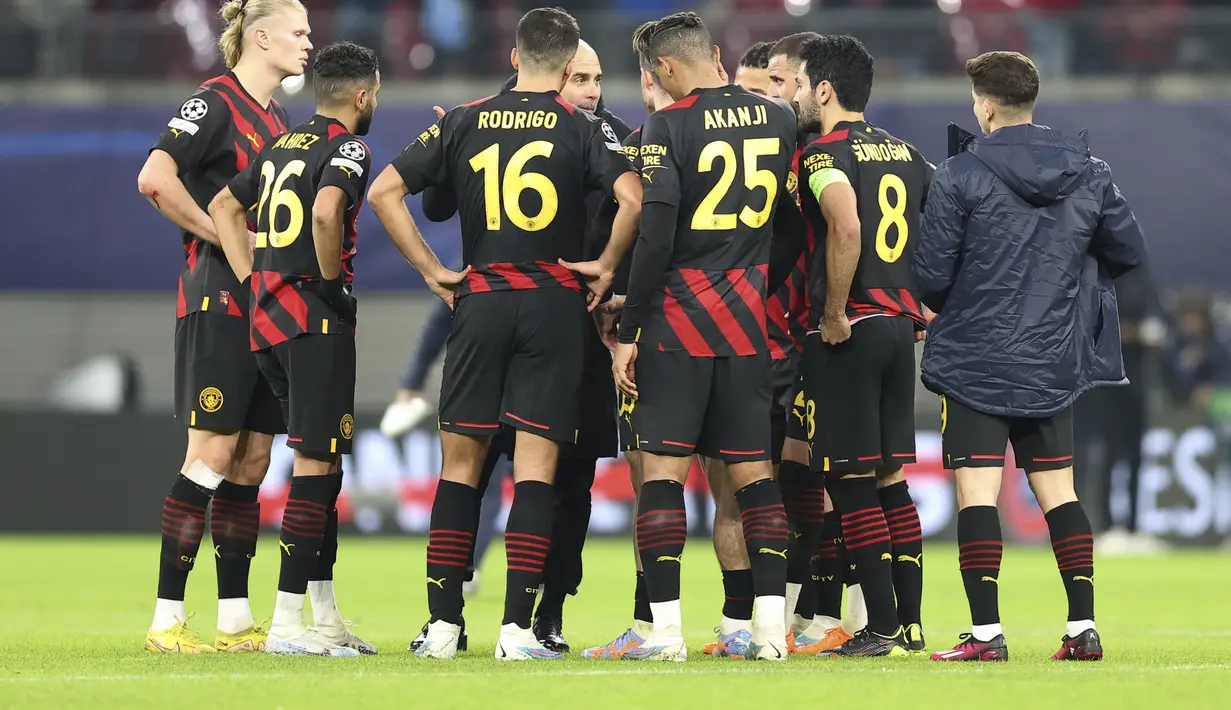 Pelatih Manchester City, Pep Guardiola berbicara dengan para pemainnya di akhir pertandingan melawan RB Leipzig pada leg pertama babak 16 besar Liga Champions di Red Bull Arena, Jerman, Kamis (23/2/2023). Manchester City bermain imbang dengan Leipzig dengan skor 1-1. (AP Photo/Andreas Gora)