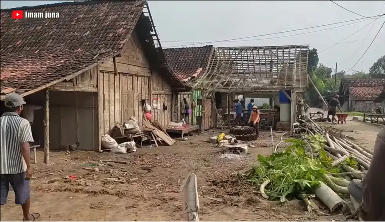 Berikut rumah Pratama Arhan yang terdiri dari dua rumah besar dan dapur di belakang dilihat dari samping. Sama dengan rumah pertama, rumah kedua juga dengan dinding kayu dan lantai masih tanah liat. [Youtube/Imam juna]