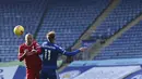 Gelandang Liverpool, Thiago berebut bola udara dengan gelandang Leicester City, Marc Albrighton pada pertandingan Liga Inggris di Stadion King Power, Inggris, Sabtu (13/2/2021).  Kemenangan ini membuat Leicester sementara naik ke posisi kedua klasemen dengan 46 poin. (Paul Ellis/Pool Photo via AP)