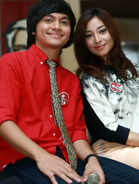 "Untuk sampai album ini masuk ke KFC itu kurang lebih satu tahun, dan akhirnya bisa keluar juga. Senang banget. Fans jadinya enggak cuma dengar di Youtube atau radio, tapi dalam bentuk fisik album,". ungkap Calvin. (Deki Prayoga/Bintang.com) 