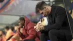 Kekecewaan terlihat di wajah Diego Simeone setelah Atletico Madrid untuk pertama kalinya tersingkir dari fase grup Liga Champions dengan status juru kunci. (AP/Luis Vieira)