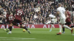 Gelandang Tottenham Hotspur, Pape Mata Sarr (tengah) melepaskan tendangan yang menghasilkan gol pertama timnya ke gawang Bournemouth pada laga pekan ke-20 Liga Inggris 2023/2024 di Tottenham Hotspur Stadium, London, Minggu (31/12/2023). (AP Photo/Ian Walton)