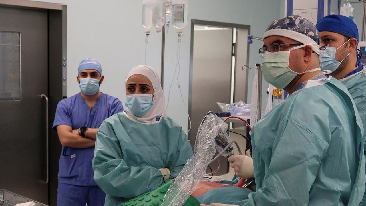 Kemajuan teknologi benar-benar dimanfaatkan oleh Rumah Sakit Pusat Kanker&nbsp;Raja Hussein di Amman, Yordania.&nbsp;Mereka menggunakan sebuah robot bedah untuk membantu para dokter ketika melakukan tindakan operasi kepada pasien kanker.