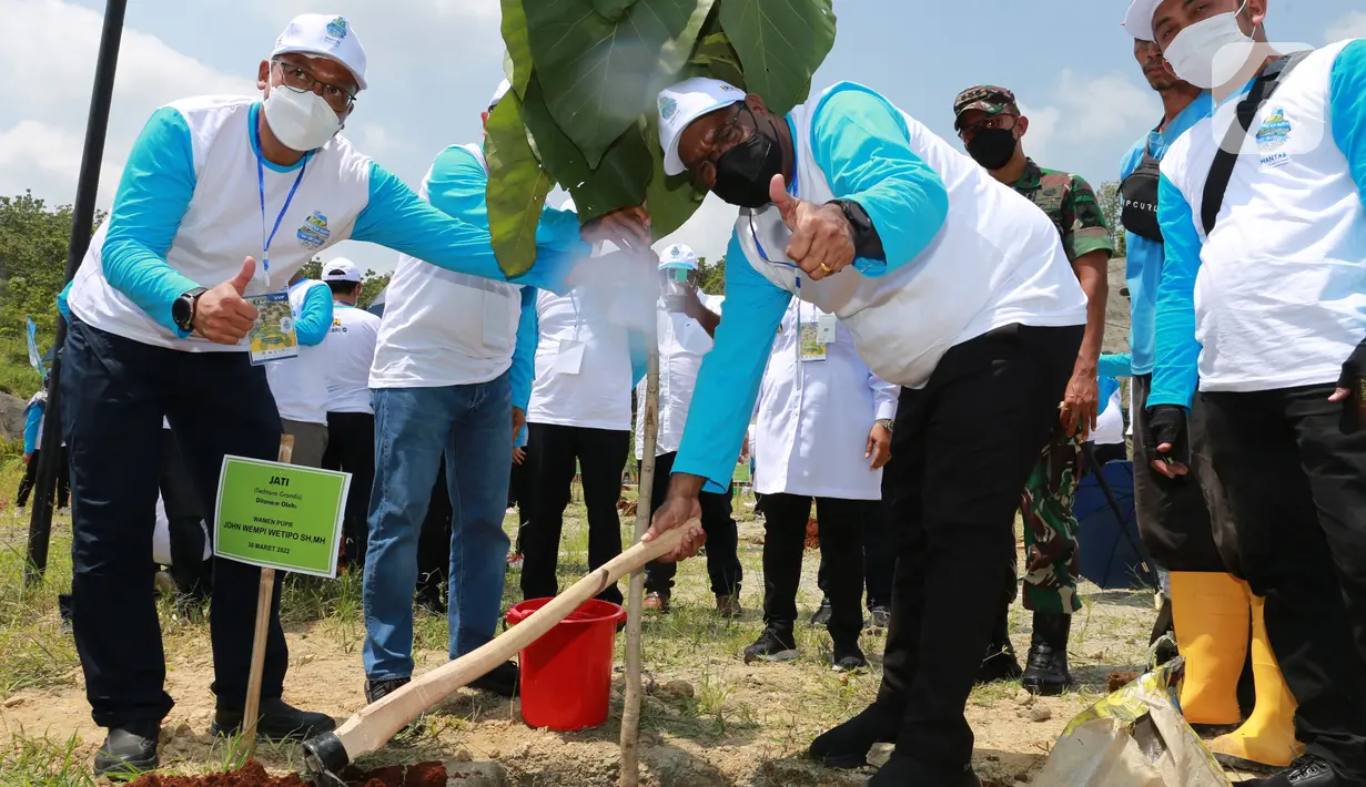 Wakil Menteri PUPR John Wempi Wetipo (kanan) dan Direktur Bendungan, Ditjen SDA (kiri) menanam pohon pada Hari Air Dunia (HAD) ke-30 yang mengusung tema “MANTAB : Melestarikan Air Tanah Agar Berkesinambungan” di Bendungan Randugunting, Blora, Jawa Tengah (30/03/2022). (Liputan6.com/HO/Arief PUPR)