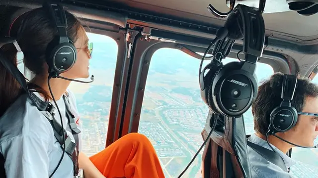 Artis Ini Pilih Jalan-Jalan Naik Helikopter