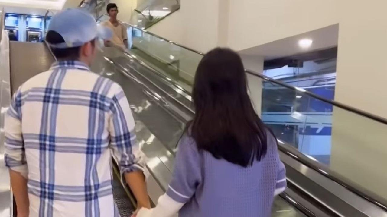 Potret kebersamaan Nicky Tirta dan putrinya langsung mencuri perhatian. Tak sedikit yang menyangka jika Naara merupakan adik Nicky Tirta.<br>