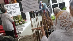 Seorang lanjut usia (lansia) menjadi konduktor dalam permainan angklung saat peresmian Rusun Sewa Yayasan Ria Pembangunan di Cibubur, Jakarta, Selasa (24/). Ini adalah rusun khusus lansia pertama yang dibangun Kemen-PUPR. (Liputan6.com/Herman Zakharia)
